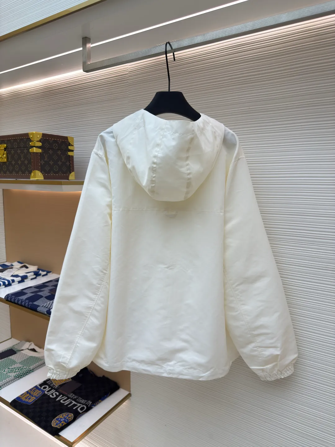 LOUIS VUITTON double-sided windproof pin jacket ●Authentic product: purchased and developed for 22700 ●Item number: 1680474-C55 ●Fabric: polyester fiber fabric ●Technology: jacquard ●Version: fitted version ●Weight: about 555 grams ●Size: 44-46-48-50 ●Description: The solid color fabric is made of nylon encrypted matt twill fabric, and the jacquard fabric on the other side is made of 50D nylon yarn-dyed jacquard fabric. The solid color front panel is laser-burned, hand-made of white copper, with a triangle pin with logo and glossy finish. The front panel pocket uses a hardware keychain to hang a folding clothing tag, and the jacquard letters on the front chest placket are made of single-piece flowing pure It is cut by hand to restore the flower, and all the pieces are numbered. The pockets are also cut with the restored flower number. The fabric is relatively light and silky, and it takes time to cut accurately. The front and center are equipped with a double-circulation puller 5# orbital zipper. The hem and the hood are worn with spiral elastic ropes with ring anti-slip buckles, square pig nose buckles with logo, and all holes are punched with hardware and logo on the cloth-colored cornrows.